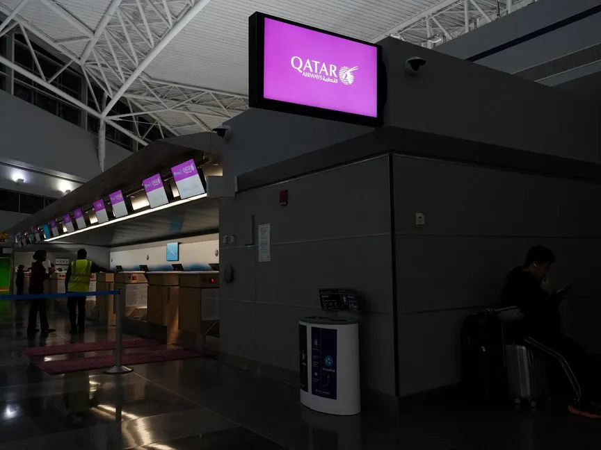 مسافرون ينتظرون أمام منطقة تسجيل تابعة للخطوط الجوية القطرية في مطار جون إف كينيدي في نيويورك. 8 يونيو 2025 - Reuters