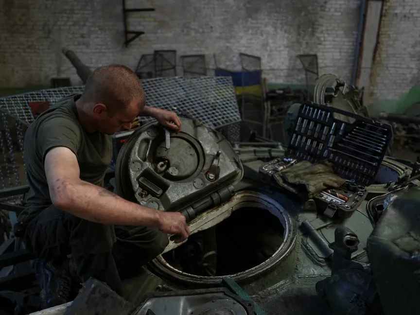 جندي من اللواء الميكانيكي المنفصل الرابع والعشرين، الذي سمي على اسم الملك دانيلو، يصلح دبابة، وسط هجوم روسيا على أوكرانيا، في منشأة إصلاح في مكان غير معلن في شرق أوكرانيا. 10 يوليو 2025 - Reuters