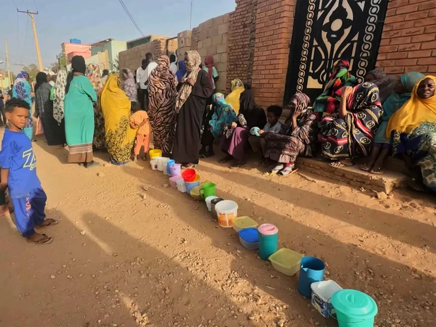 سودانيات ينتظرن الحصول على الطعام في أم درمان. 11 مارس 2024 - REUTERS