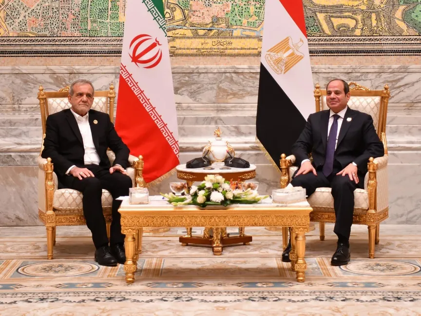 الرئيس المصري عبد الفتاح السيسي يلتقي نظيره الإيراني مسعود بيزشكيان على هامش قمة الدول الثماني النامية للتعاون الاقتصادي في القاهرة. 19 ديسمبر 2024 - الرئاسة المصرية