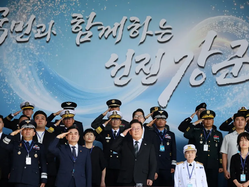 الرئيس الكوري الجنوبي لي جاي ميونج يؤدي التحية خلال مناسبة عسكرية في جيريونج. كوريا الجنوبية. 1 أكتوبر 2025 - reuters