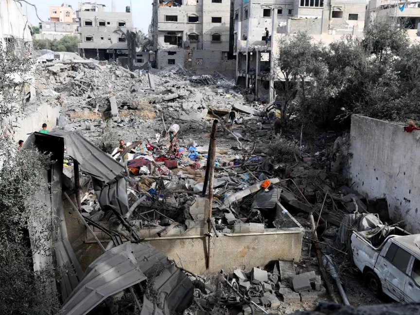 فلسطيني يتفقد موقع غارة إسرائيلية على منزل وسط قطاع غزة. 1 يوليو 2025 - REUTERS