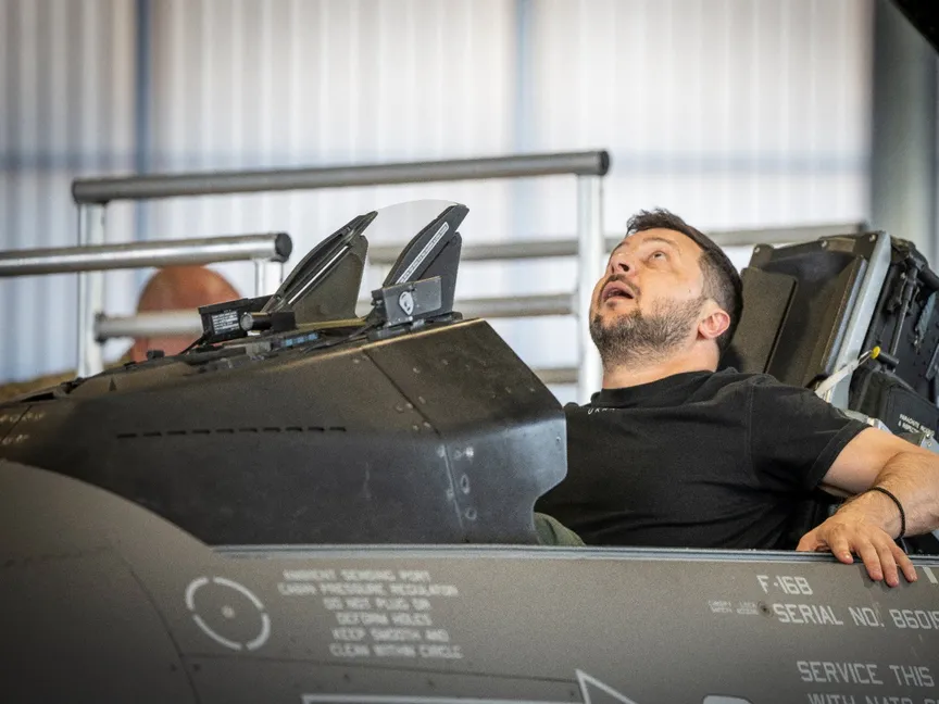 الرئيس الأوكراني فولوديمير زيلينسكي داخل قمرة قيادة مقاتلة من طراز F-16 في قاعدة فوينس الجوية، الدنمارك. 20 أغسطس 2023 - Reuters