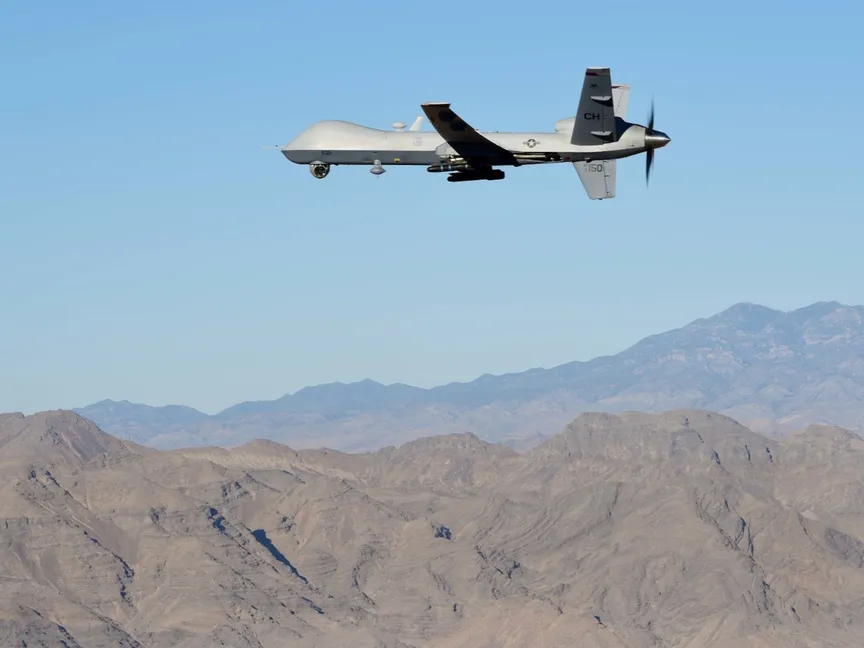 طائرة مسيرة من طراز MQ-9 تصنعها شركة General Atomics تحلق خلال تجربة طيران - @GenAtomics_ASI