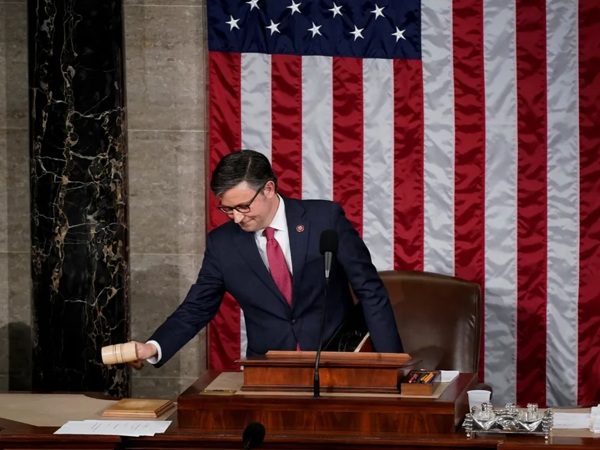 رئيس مجلس النواب المنتخب حديثاً مايك جونسون يلتقط مطرقة رئيس المجلس لاستخدامها رسمياً كرئيس لأول مرة، بعد وقت قصير من انتخابه ليكون رئيساً جديداً بمبنى الكابيتول الأمريكي في واشنطن، الولايات المتحدة. 25 أكتوبر ، 2023 - Reuters