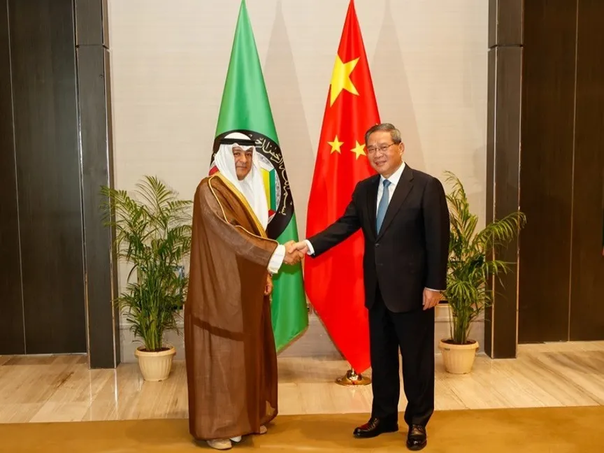 الأمين العام لمجلس التعاون الخليجي جاسم البديوي يصافح رئيس مجلس الدولة الصيني لي تشيانج قبل بدء جلسة المباحثات في الرياض، السعودية، 11 سبتمبر 2024 - الموقع الرسمي لمجلس التعاون الخليجي