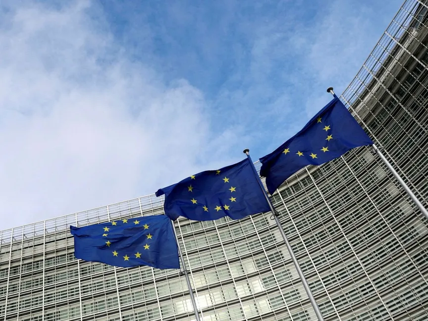 أعلام الاتحاد الأوروبي خارج مقر المفوضية في بركسل. 8 نوفمبر 2023 - REUTERS