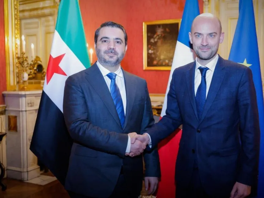 وزير الخارجية الفرنسي جان نويل بارو يصافح نظيره السوري أسعد الشيباني في باريس. 06 يناير 2026 - @Sana__gov