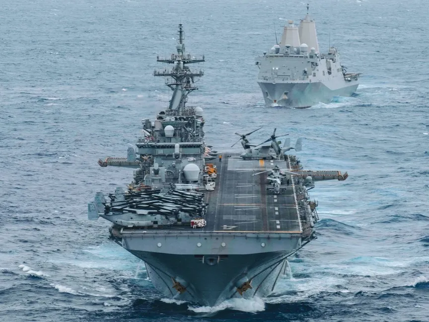 حاملة الطائرات الأميركية USS Boxer (LHD 4) وسفينة الإنزال البرمائي USS Portland (LPD 27) أثناء عبورهما المحيط الهندي في إطار مهامها بالشرق الأوسط. 30 يونيو 2026 - Reuters