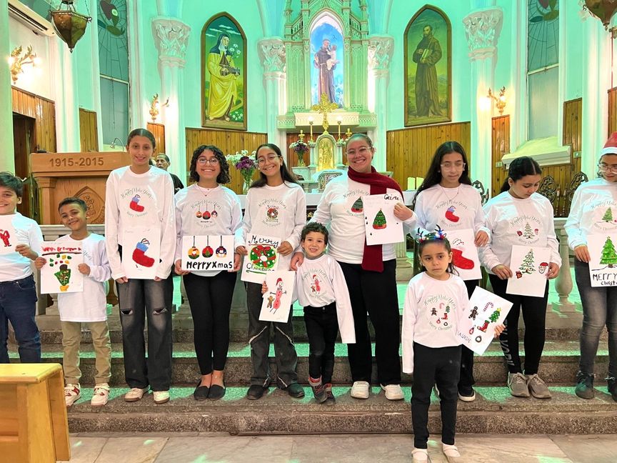أطفال القاهرة يحيون"كورال الميلاد" بالرسم والموسيقى