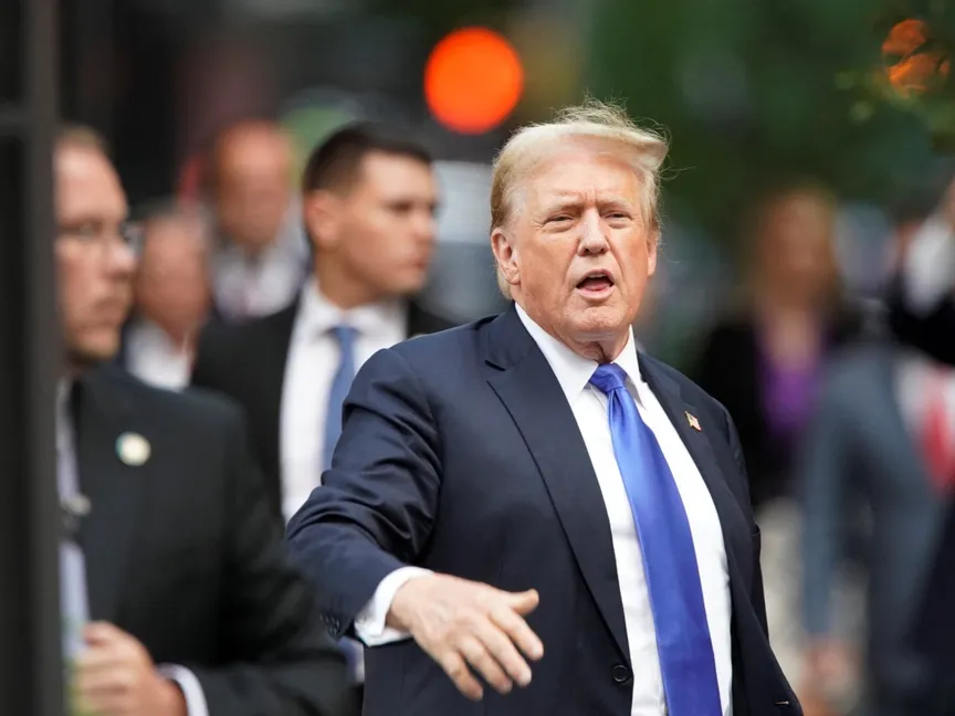 الرئيس الأميركي السابق دونالد ترمب بعد إدانته بتهمة تزوير سجلات تجارية لإخفاء أموال دفعها لنجمة الأفلام الإباحية ستورمي دانيالز. 30 مايو 2024 - Reuters