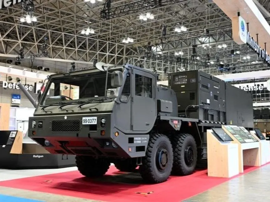 النموذج الأولي لسلاح الطاقة الموجه بالليزر الياباني "نظام عرض الليزر عالي الطاقة المثبت على المركبات" والذي عرض في معرض DSEI، طوكيو، اليابان. 21 إلى 23 مايو 2025 - dsei-japan