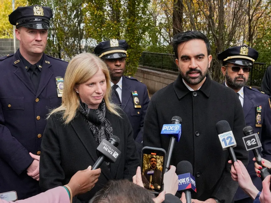 عمدة نيويورك المنتخب زهران ممداني ومفوضة شرطة المدينة جيسيكا تيش خلال مؤتمر صحافي في نيويورك. 19 نوفمبر 2025 - REUTERS
