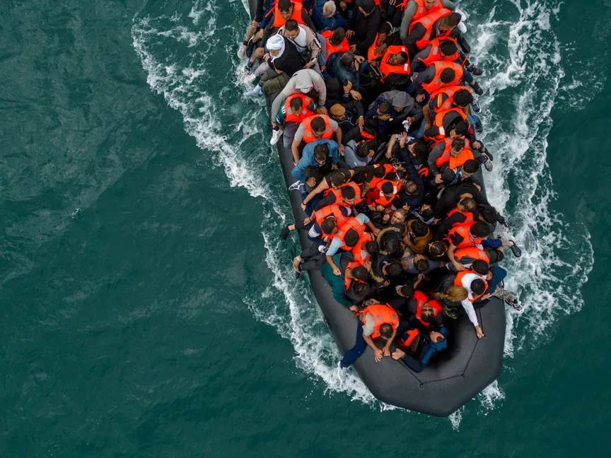 قارب مطاطي يحمل مهاجرين في طريقه إلى بريطانيا، 6 أغسطس 2024 - REUTERS