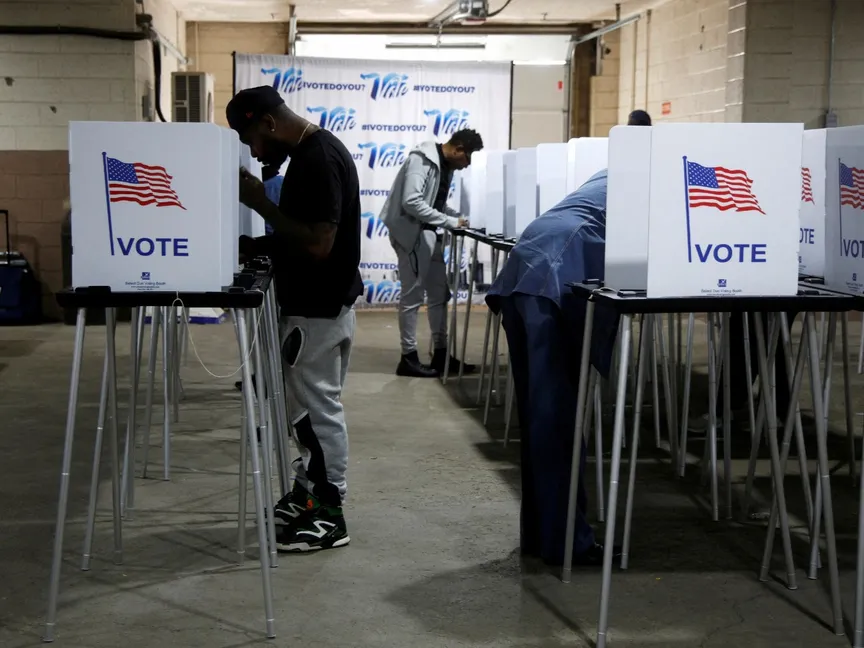 ناخبون يقدمون بطاقات اقتراعهم خلال التصويت المبكر الانتخابات الرئاسية في ولاية ميشيجان الأميركية . 28 أكتوبر 2024 - Reuters