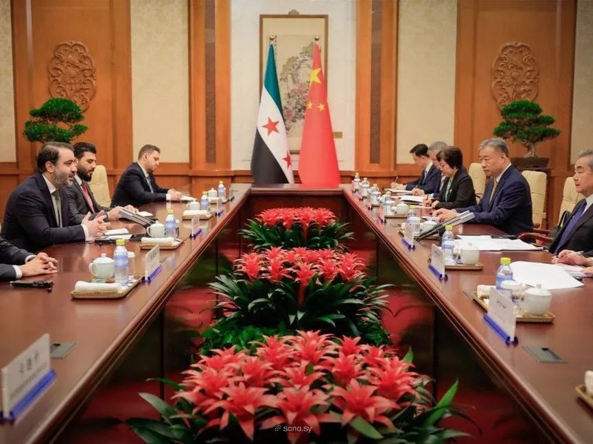 وزير الخارجية السوري أسعد الشيباني خلال مباحثات مع نظيره الصيني وانج يي في العاصمة الصينية بكين. 17 نوفمبر 2025 - @Sana__gov