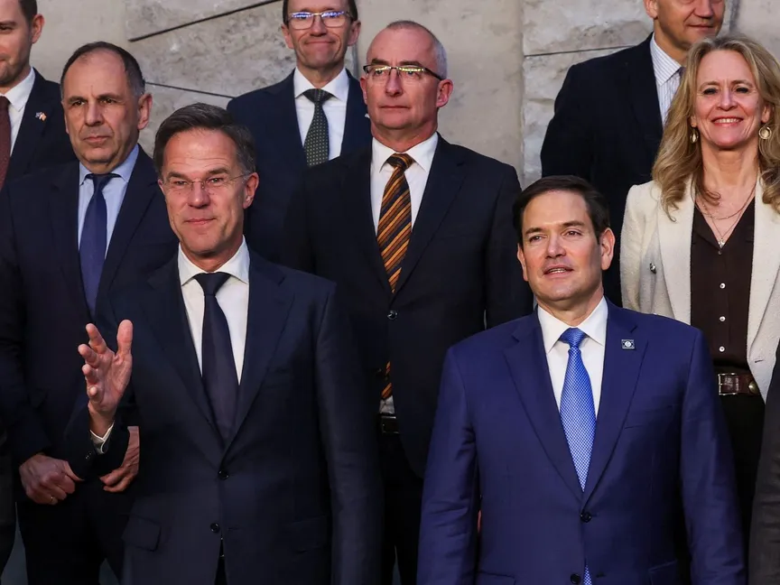 وزير الخارجية الأميركي ماركو روبيو (يمين) وإلى جواره الأمين العام لحلف الناتو مارك روته خلال صورة جماعية لوزراء خارجية الحلف، بروكسل. 3 أبريل 2025 - REUTERS