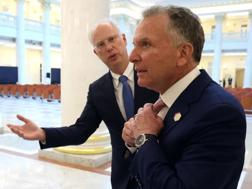 المبعوث الأميركي الخاص ستيف ويتكوف بجانب المبعوث الروسي للاستثمار كيريل دميترييف في سانت بطرسبرج. 11 أبريل 2025 - REUTERS