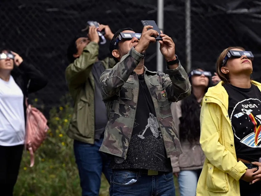 مجموعة من المكسيكيين يتابعون كسوف الشمس الجزئي في مكسيكو سيتي. 14 أكتوبر 2023 - AFP - AFP