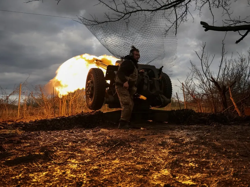 جندي أوكراني يطلق قذيفة مدفعية باتجاه قوات روسية في باخموت. 23 أبريل 2023 - Reuters