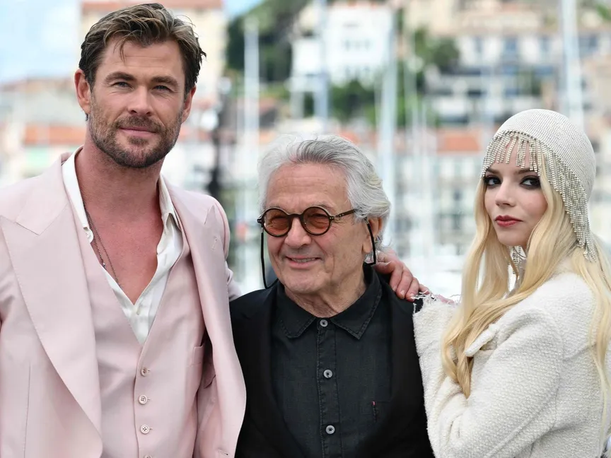 الممثل الأسترالي كريس هيمسوورث والمخرج جورج ميلر والممثلة البريطانية الأميركية أنيا تايلور جوي خلال جلسة تصوير لفيلم Furiosa: A Mad Max Saga في الدورة 77 لمهرجان كان السينمائي، جنوب فرنسا، 16 مايو 2024. - AFP