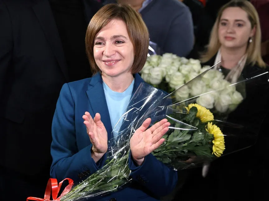 رئيسة مولدوفا الحالية والمرشحة الرئاسية مايا ساندو تحتفل مع مؤيديها بعد إعلان النتائج الأولية للجولة الثانية من انتخابات الرئاسة. 3 نوفمبر 2024 - Reuters