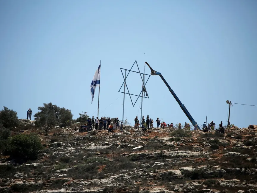 أعمدة تحمل نجمة داود نصبها مستوطنون إسرائيليون بمستوطنة "إيفيتار" في الضفة الغربية المحتلة - 2 يوليو 2021 - REUTERS