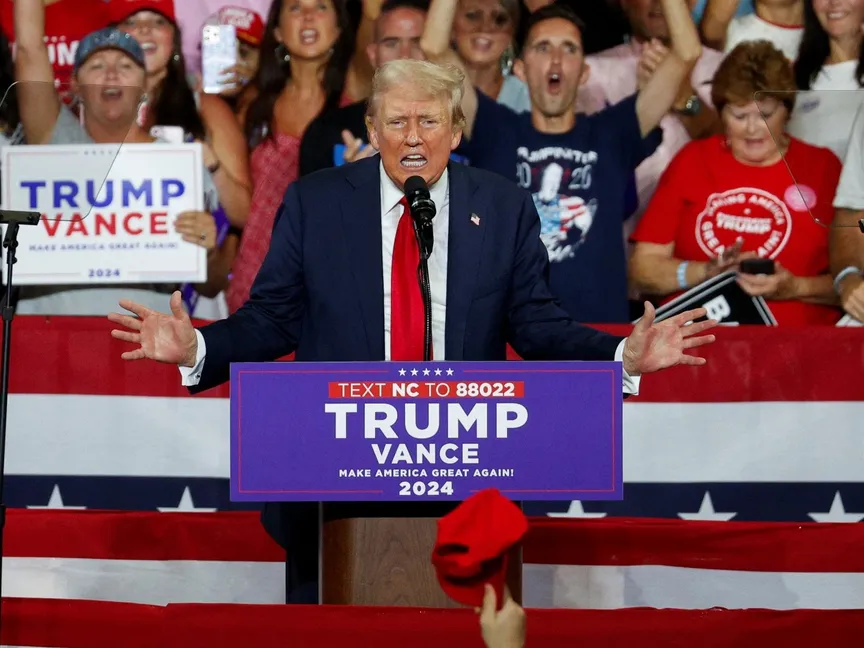 المرشح الجمهوري في انتخابات الرئاسة الأميركية دونالد ترمب يلقي كلمة خلال تجمع انتخابي في شارلوت بولاية نورث كارولاينا. 24 يوليو 2024 - Reuters