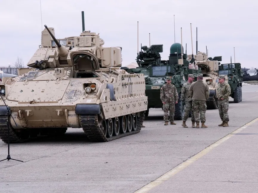 القوات الأميركية في قاعدة "ميخائيل كوجالنيسينو" الجوية بالقرب من مدينة كونستانتا في رومانيا - 6 مارس 2022 - REUTERS