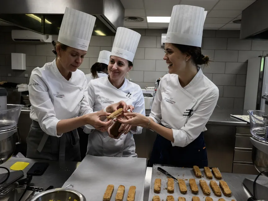 متدربات يعددن المعجنات أثناء تدريبهن كصانعات حلويات في مدرسة دوكاس، جنوب شرق فرنسا. 13 يونيو 2024 - AFP