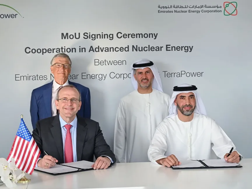 الملياردير الأميركي بيل جيتس ونائب المدير التنفيذي لبرنامج البحث والتطوير في مؤسسة الإمارات للطاقة النووية أحمد المزروعي يحضران توقيع مذكرة التفاهم. 4 ديسمبر 2023 - Wam