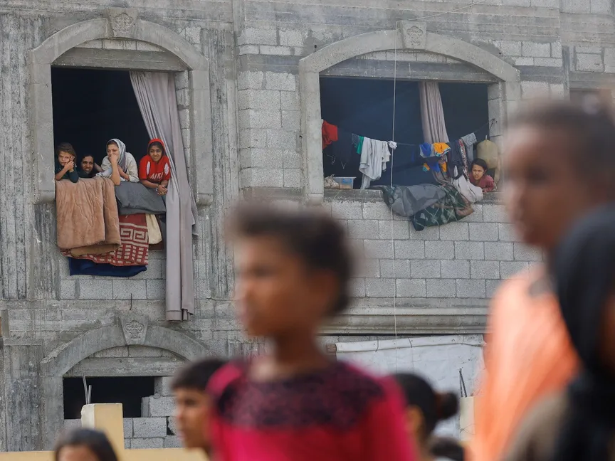 فلسطينيون في قطاع غزة بعد إعلان الرئيس الأميركي دونالد ترمب موافقة إسرائيل وحماس على المرحلة الأولى من وقف إطلاق النار في غزة. 9 أكتوبر 2025 - REUTERS