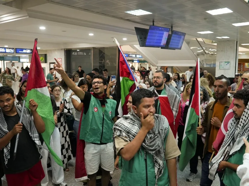 أشخاص في مطار تونس قرطاج الدولي يرحبون بنشطاء من أسطول الصمود العالمي تم ترحيلهم من إسرائيل أثناء محاولتهم الوصول إلى غزة- 5 أكتوبر 2025 - Reuters