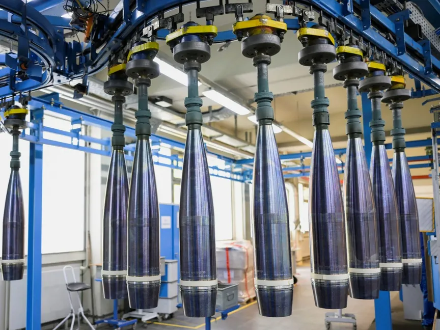 خط إنتاج قذائف مدفعية عيار 155 ملم في مصنع شركة راينميتال الألمانية، أونترلوس، ألمانيا. 6 يونيو 2023 - REUTERS