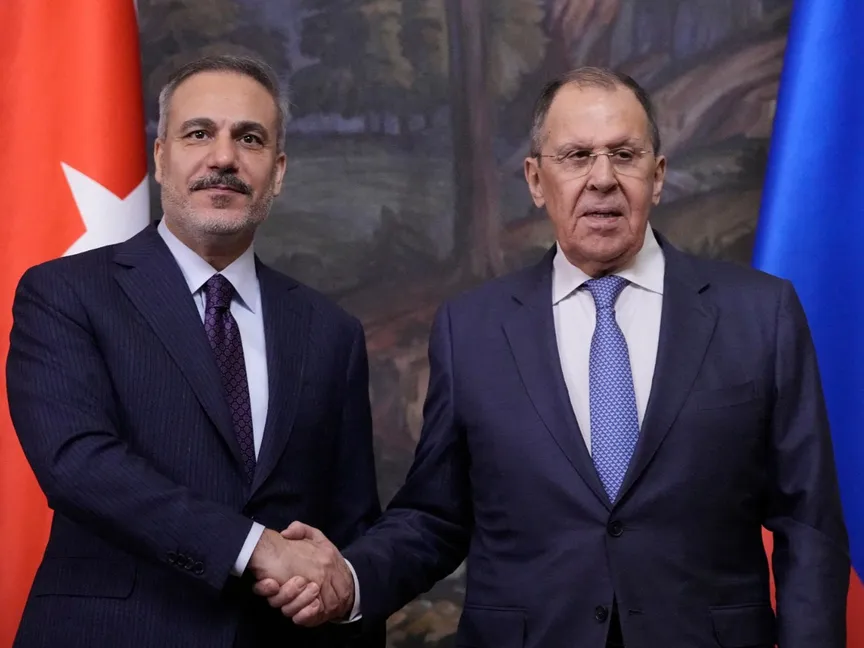 وزير الخارجية الروسي سيرجي لافروف يصافح وزير الخارجية التركي هاكان فيدان خلال مؤتمر صحفي في موسكو. 27 مايو 2025 - Reuters