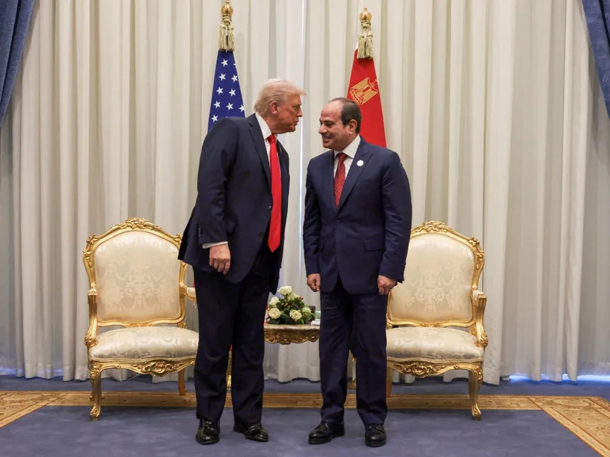 الرئيس المصري عبدالفتاح السيسي يستقبل الرئيس الأميركي دونالد ترمب في قمة قادة العالم لإنهاء حرب غزة بمؤتمر شرم الشيخ في مصر. 13 أكتوبر 2025 - REUTERS