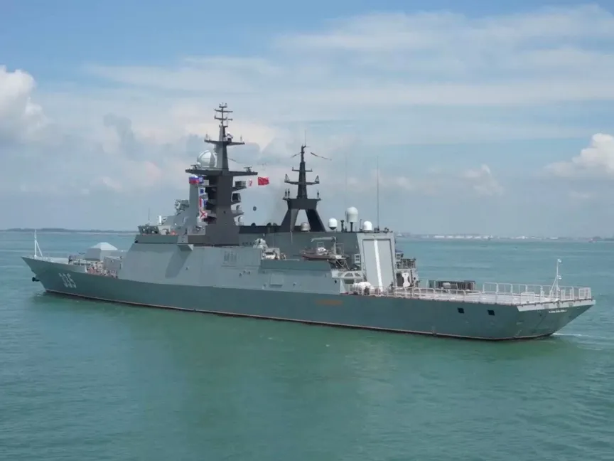 الفرقاطة الروسية جرومكي تدخل ميناء تشانجيانج خلال المناورات البحرية المشتركة بين الصين وروسيا "بحر 2024" في تشانجيانغ بالصين. 13 يوليو 2024 - Reuters