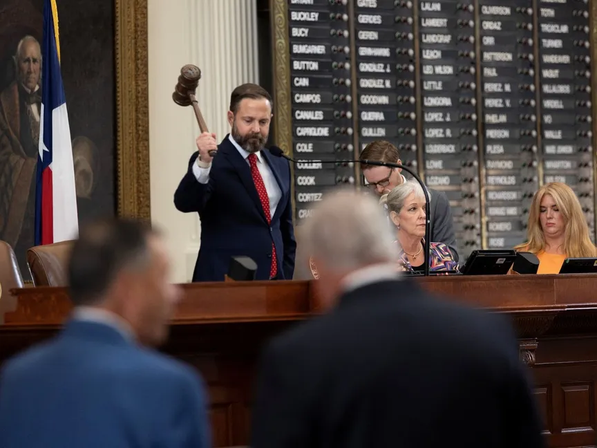 رئيس مجلس نواب ولاية تكساس يبدأ جلسة التصويت على إعادة ترسيم حدود الدوائر الانتخابية بالولاية، وسط مقاطعة ديمقراطية، أوستن، تكساس، 4 أغسطس 2025. - REUTERS