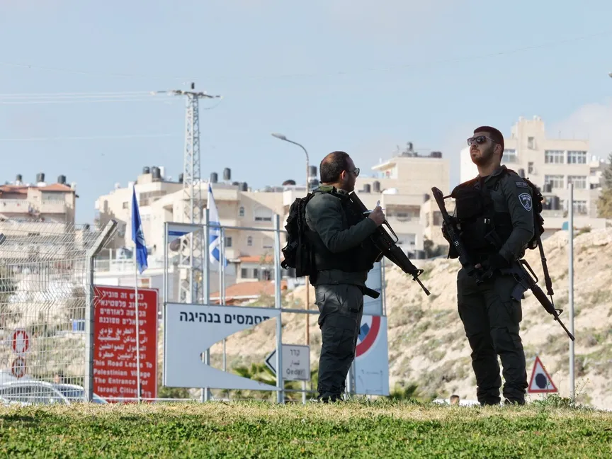 جنديان من الشرطة الإسرائيلية بالقرب من مستوطنة "معاليه أدوميم" - REUTERS