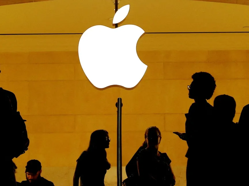 شعار شركة أبل داخل متجرها في محطة جراند سنترال بنيويورك. 1 أغسطس 2018 - REUTERS