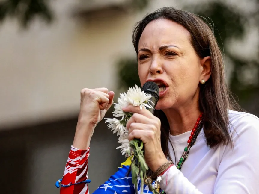 زعيمة المعارضة الفنزويلية ماريا كورينا ماتشادو تخاطب أنصارها في احتجاج قبل تنصيب الرئيس نيكولاس مادورو لولايته الثالثة، كاراكاس، فنزويلا. 9 يناير 2025 - REUTERS