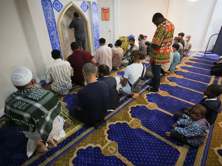 مهاجرون مسلمون يصلون في مسجد داخل نزل بتيخوانا في المكسيك. 11 يونيو 2022. - REUTERS