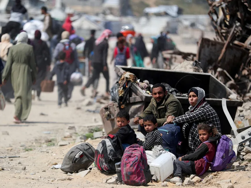 فلسطينيون ينزحون من منازلهم في شمال قطاع غزة بعد أوامر إسرائيلية بإخلائها. 18 مارس 2025 - Reuters