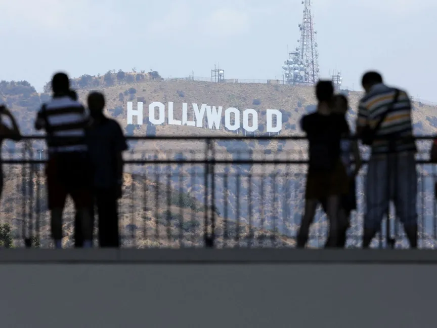 سائحون يلتقطون صوراً لعلامة هوليوود من مجمع تسوق في هوليوود، كاليفورنيا، الولايات المتحدة، 3 أغسطس2017، رويترز - REUTERS