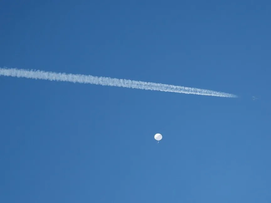 مقاتلة أميركية تمر بالقرب من المنطاد الصيني فوق شاطئ "سيرف سايد" بولاية ساوث كارولاينا في الولايات المتحدة. 4 فبراير 2023 - رويترز