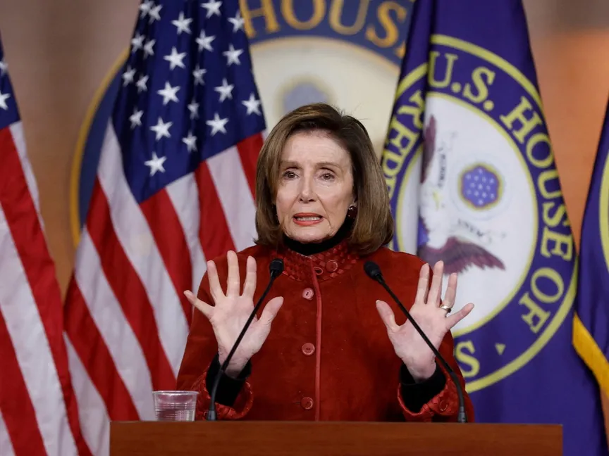 الرئيسة السابقة لمجلس النواب الأميركي نانسي بيلوسي خلال مؤتمر صحافي في الكابيتول بالعاصمة واشنطن- 22 ديسمبر 2022 - Reuters