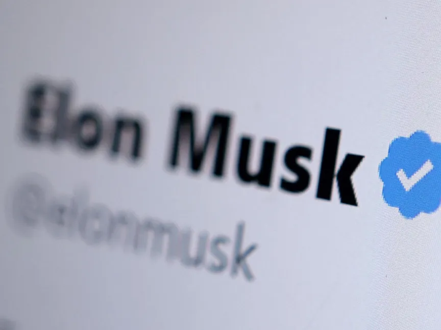 شارة توثيق الحساب الزرقاء على حساب إيلون ماسك - REUTERS