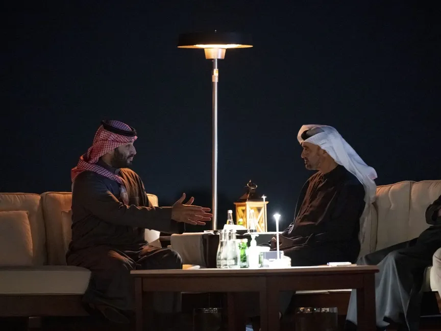 الرئيس الإماراتي الشيخ محمد بن زايد يستقبل ولي العهد السعودي الأمير محمد بن سلمان في قصر الروضة بمدينة العين، الإمارات. 1 ديسمبر 2024 - وكالة الأنباء الإماراتية "وام"