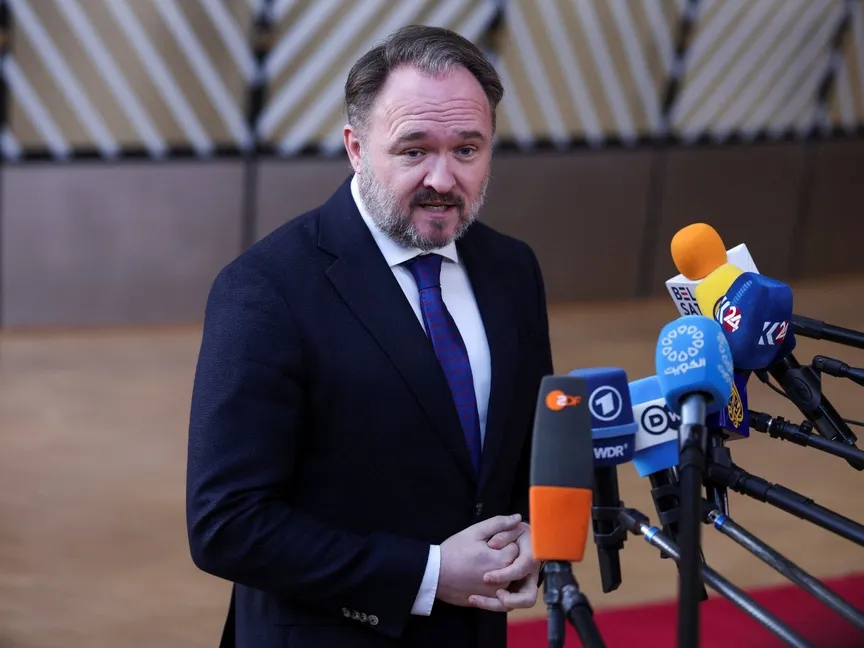 مفوض الطاقة في الاتحاد الأوروبي دان يورجنسن يتحدث إلى وسائل الإعلام لدى وصوله لحضور اجتماع الطاقة التابع للاتحاد الأوروبي في بروكسل، بلجيكا. 16 مارس 2026 - REUTERS