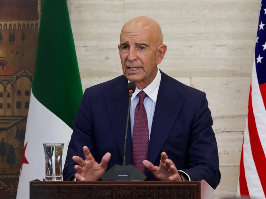 المبعوث الأميركي الخاص إلى سوريا توماس باراك خلال مؤتمر صحافي في دمشق. 16 سبتمبر 2025 - REUTERS